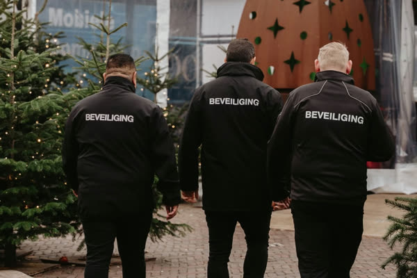 Beveiligers van W&R Beveiliging bij schaatsbaan